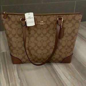 🎄NWT signature coach bag